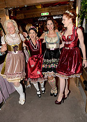 Ellen von Unwerth, Viktoria Lauterbach, Lola Paltinger, Barbara Meier / 184. Oktoberfest 2017 in München - Almauftrieb in Käfer s Wiesn-Schänke ©Foto. W. Breiteneicher für Edition Sportiva